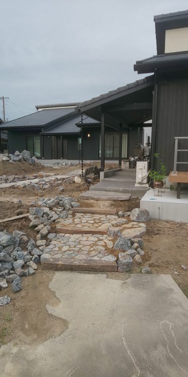 知多市　新舞子造園工事3　六方石と幡豆石のあられこぼし階段